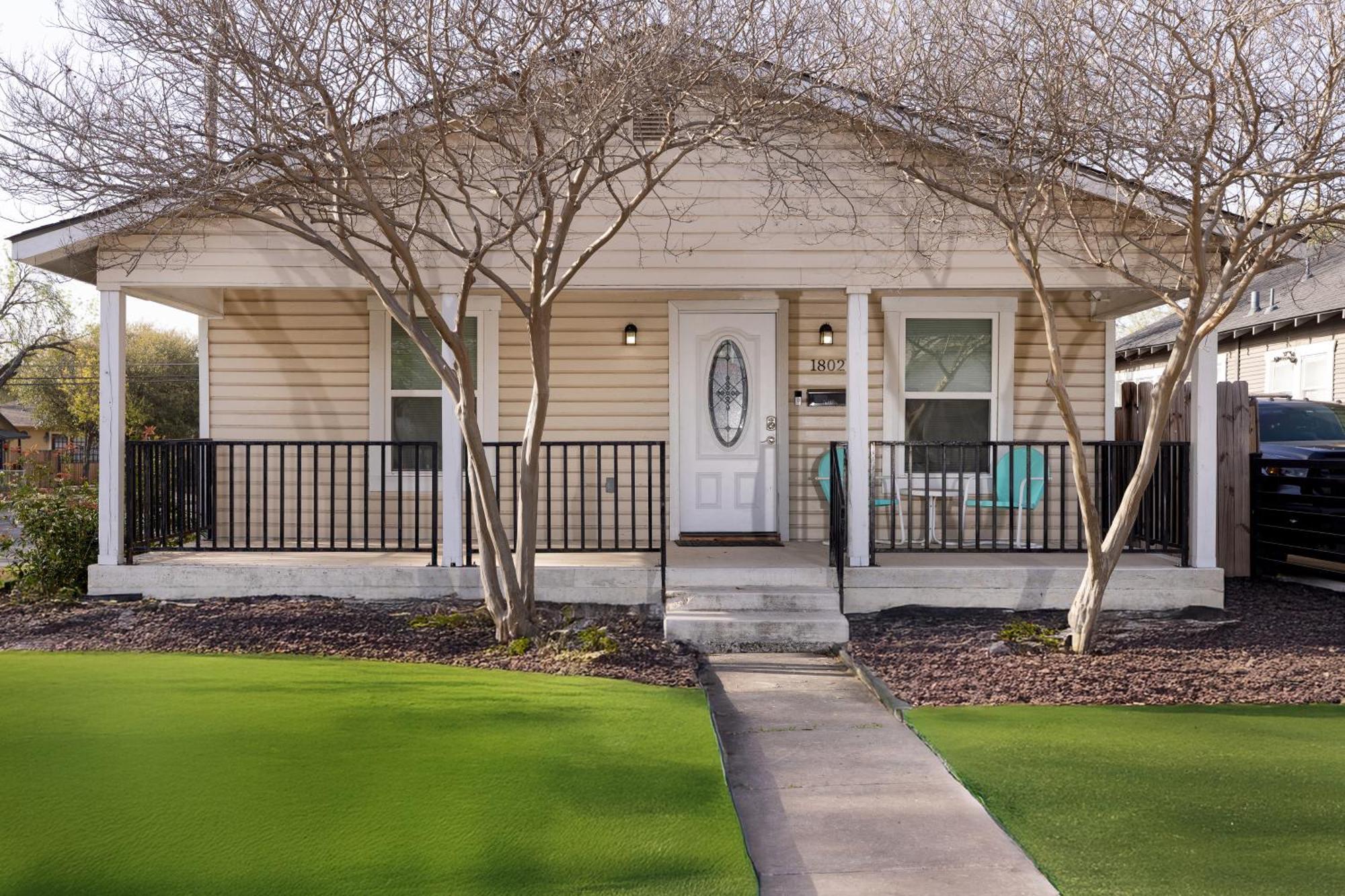 Charming Dreamy Close To Downtown Sa Holiday home San Antonio